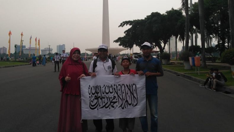Jelang Reuni 212, Bendera Tauhid Mulai Berkibar di Monas