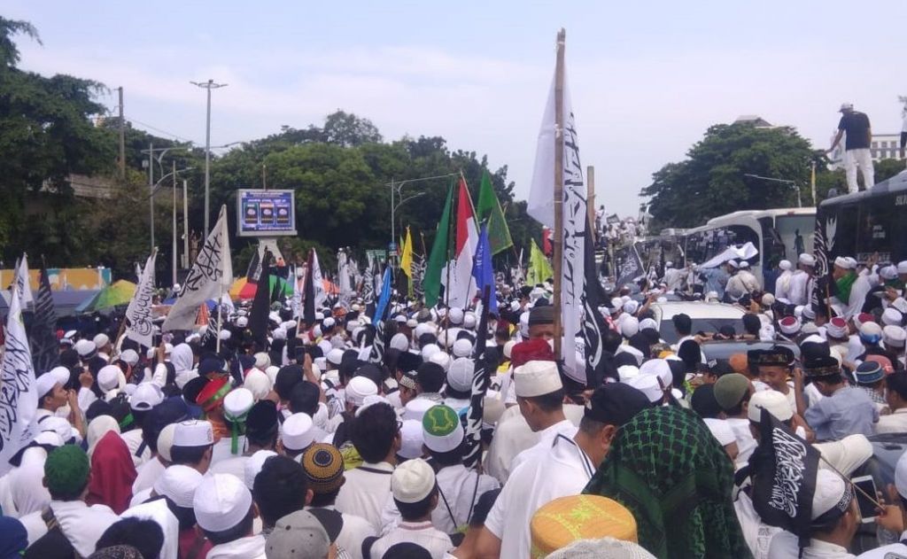 Massa Reuni 212 Membeludak, Banyak Peserta Terjebak di Luar Monas