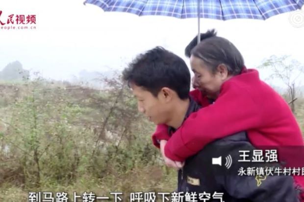 Terharu, Pria Ini Gendong Ibunya Selama 15 Tahun Sambil Cari Kerja