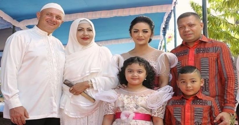 Krisdayanti Foto Bareng Mantan Istri Raul Lemos di Pernikahan Anak
