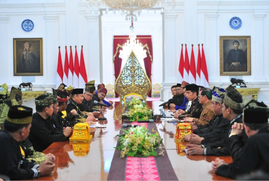 Dinilai Sukses Tangani Asap Hutan di Riau, Jokowi Terima Gelar Datuk