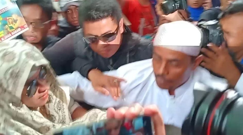 Kenakan Kacamata Hitam, Habib Bahar bin Smith Tiba di Bareskrim Polri