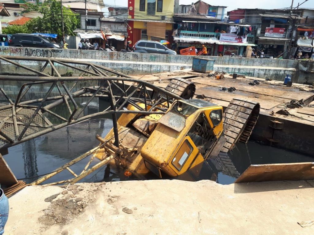 Crane Proyek Tanggul Kali Item Timpa Rumah Warga, 3 Orang Luka-Luka