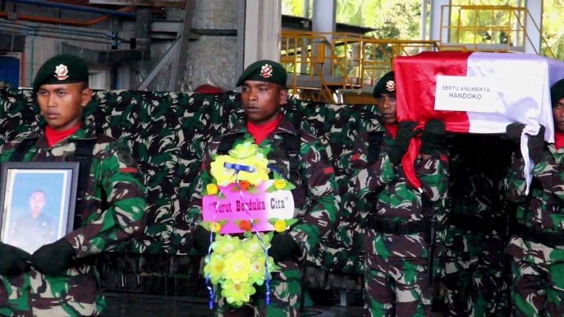 Dilepas Secara Militer, Jenazah Sertu Handoko Diterbangkan ke Sorong