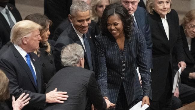 Momen George W Bush Beri Permen ke Michelle Obama di Pemakaman Ayahnya