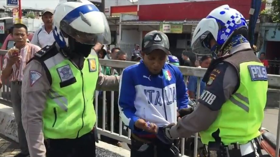 Razia STNK di Flyover Klender, Polisi Tangkap Pengendara Bawa Sabu