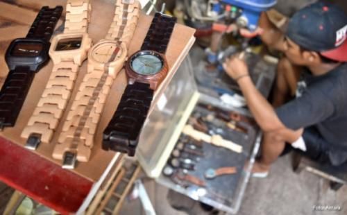 Mereguk Cuan dari Bisnis Jam Tangan Kayu
