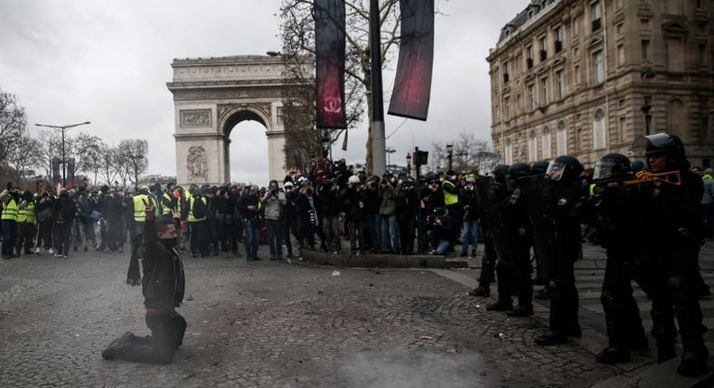 135 Orang Luka dalam Aksi Demonstrasi Rompi Kuning di Prancis