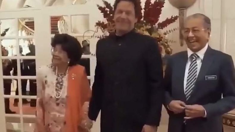 Aksi Istri Mahathir Pegang Tangan PM Pakistan Viral, Ini Penjelasannya
