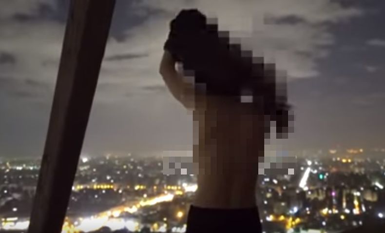 Heboh, Perempuan Terekam Telanjang Dada di Puncak Piramida Mesir