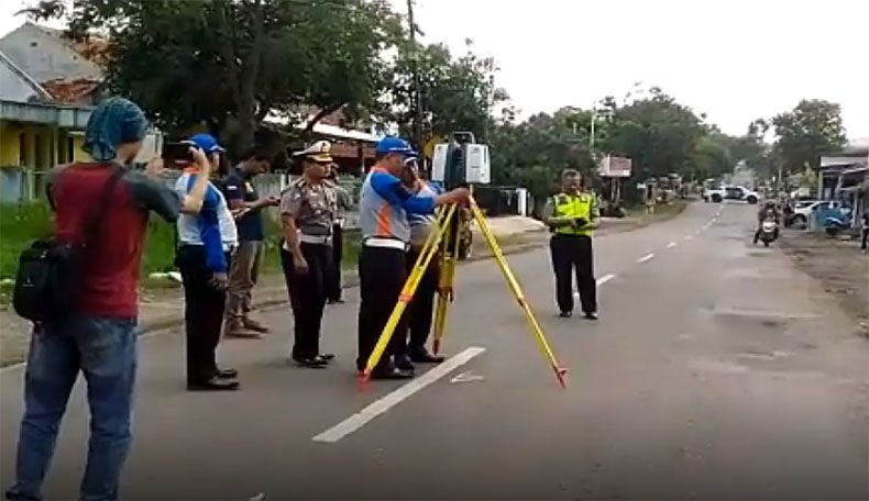 Olah TKP Kecelakaan Truk di Bumiayu, Polisi Pakai 3D Laser Scanner