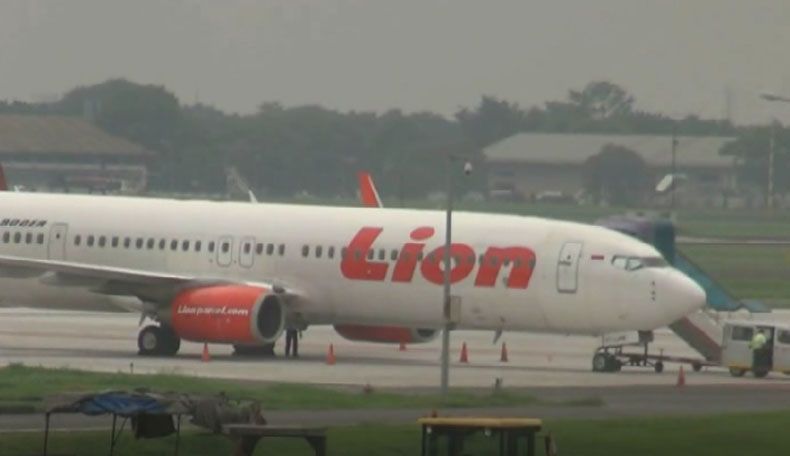 Pesawat Lion Air yang Stuck di Bandara Juanda Ditarik ke Apron