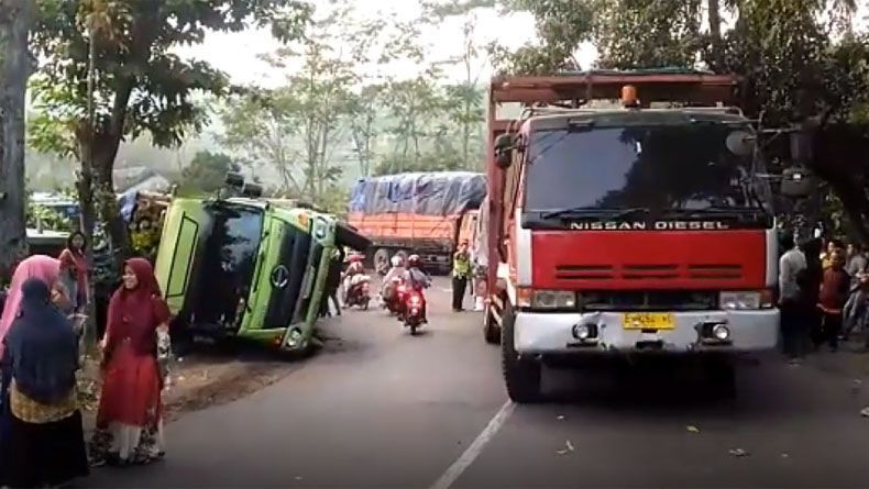 Kelebihan Muatan, Truk Bermuatan Kardus Terguling di Raya Jombang - Surabaya