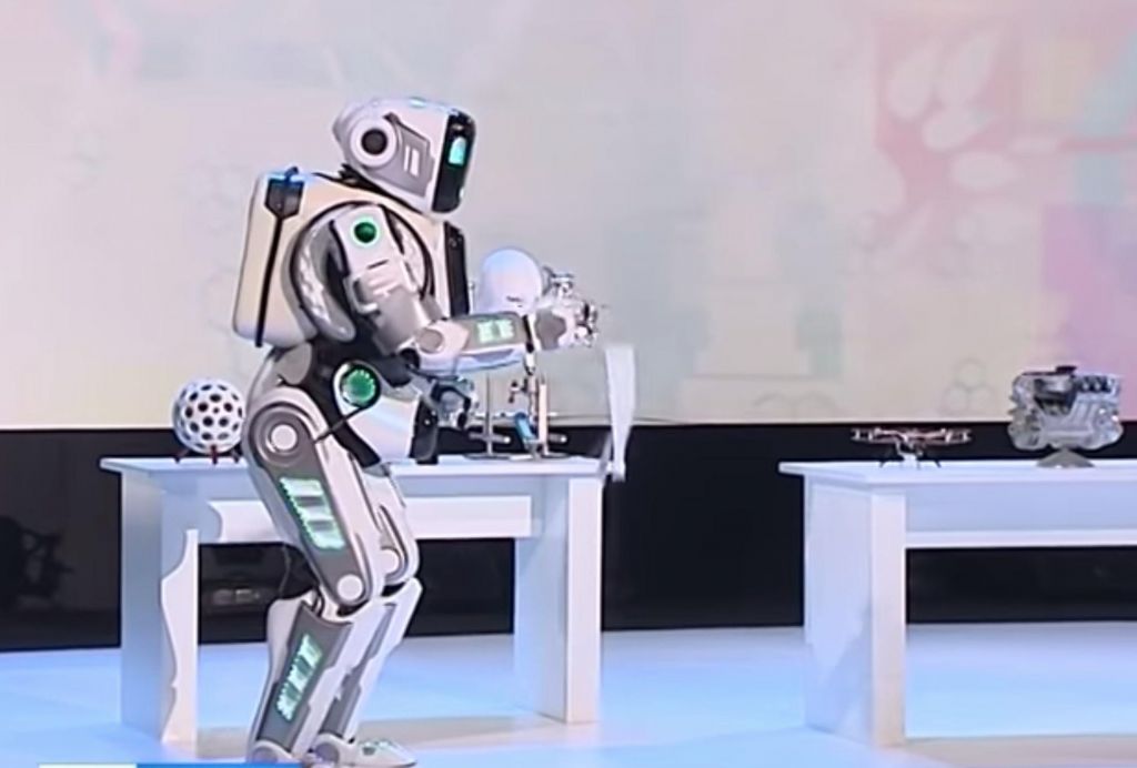 Heboh TV Rusia Tayangkan Acara Robot, Ternyata Isinya Pria Berkostum