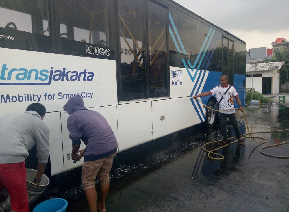 Jakmania Ramai-Ramai Bersihkan Coretan Vandalisme Bus Transjakarta