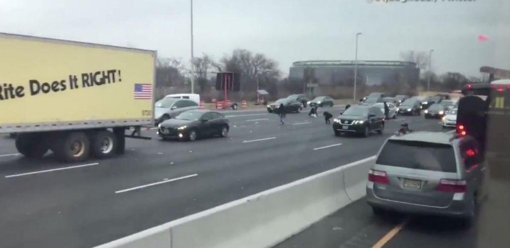 Truk Bank Kecelakaan, Jalanan di New York Mendadak 'Hujan Uang'