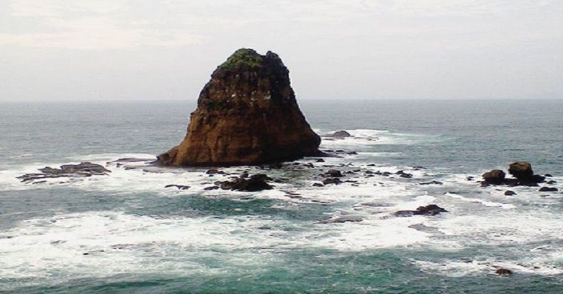 Eksplor Tanjung Papuma Jember, Batuan Karangnya Unik Menjulang Tinggi