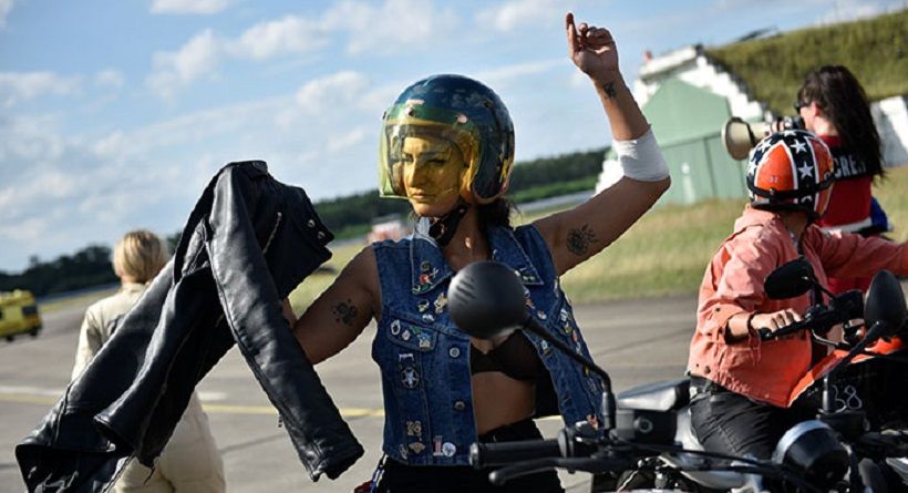 Cara Mengatasi Kulit Belang akibat Tersengat Matahari saat Bermotor