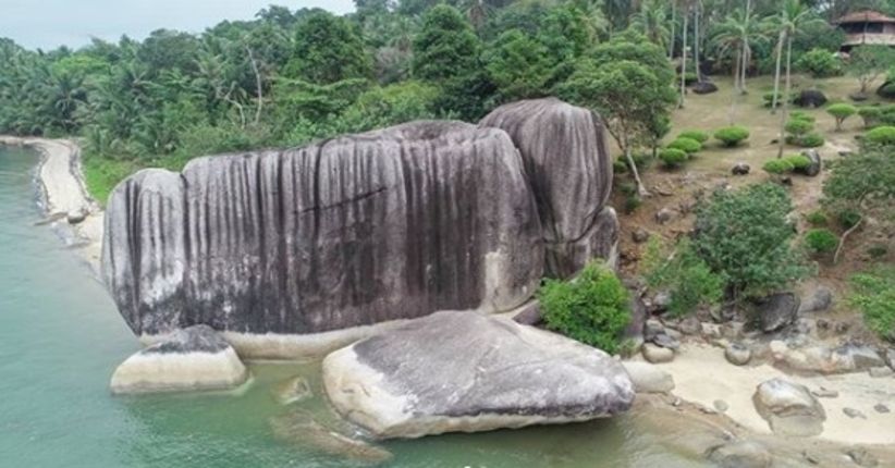 Jelajahi Bangka, Singgah di Pantai Dinding Batu yang Terkenal Unik