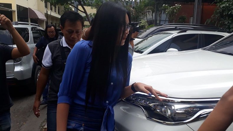 Nella Kharisma Penuhi Panggilan Penyidik Polda Jatim Ditemani Manajer
