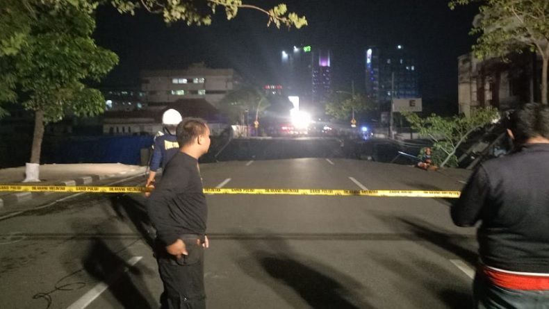 Polisi Undang Ahli Geologi Jakarta Selidiki Amblesnya Jalan Gubeng
