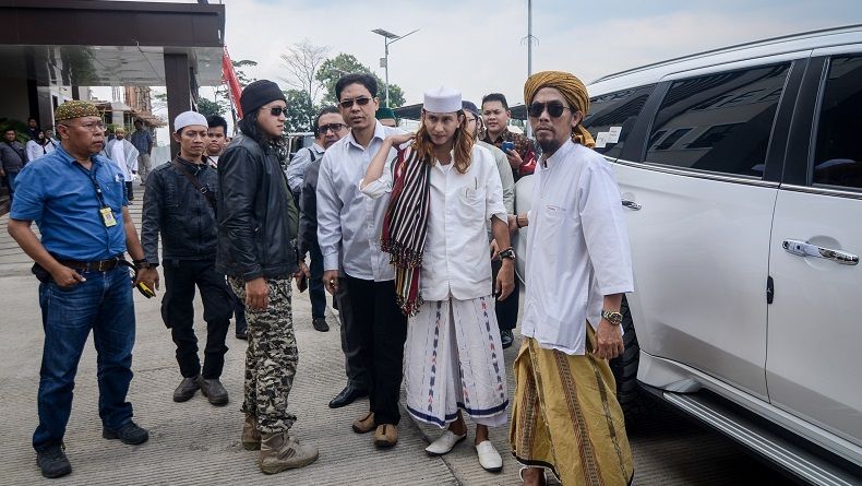 Habib Bahar Robek Surat Penetapan Tersangka dari Polda Jabar
