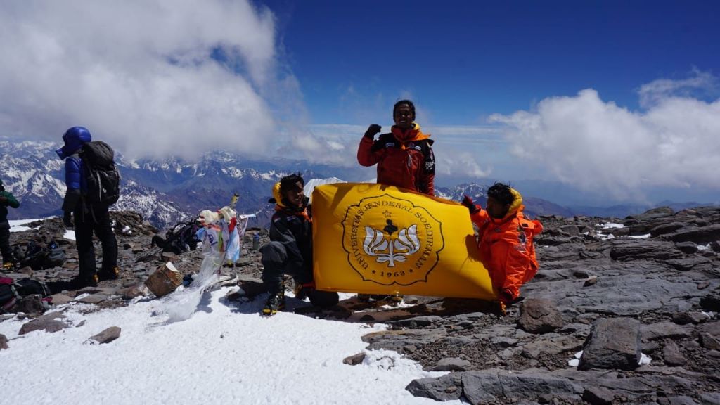 3 Mahasiswa Unsoed Sukses Tapaki Puncak Aconcagua di Argentina