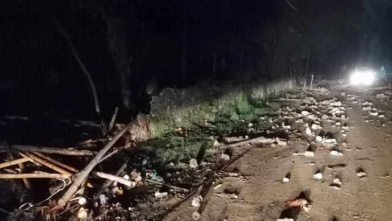 Video Jalan Raya Anyer Tertutup Reruntuhan Bangunan usai Ombak Besar