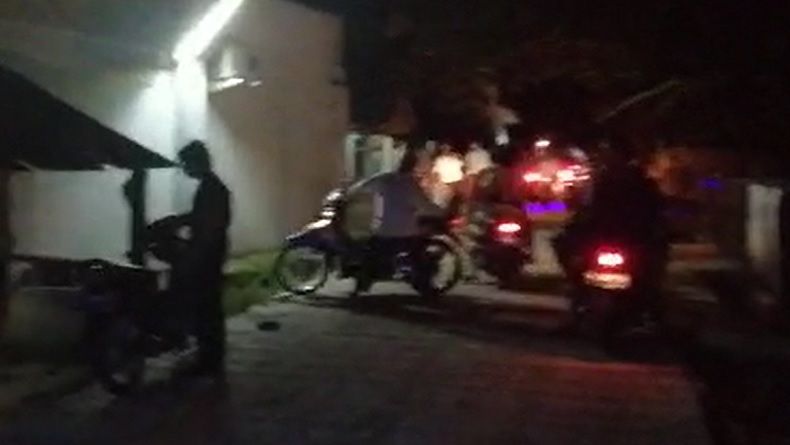 Video Kepanikan Warga saat Ombak Besar Hantam Pantai Anyer