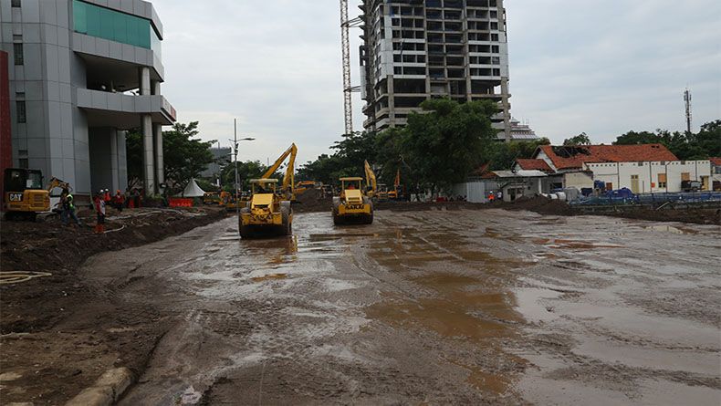 Risma Target Perbaikan Jalan Raya Gubeng yang Ambles Rampung 7 Hari