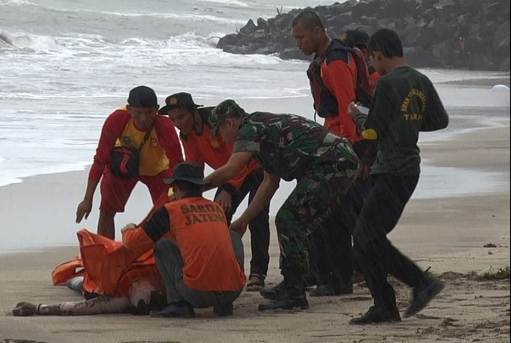 Prajurit Kopassus Evakuasi 2 Jenazah Korban Tsunami Banten