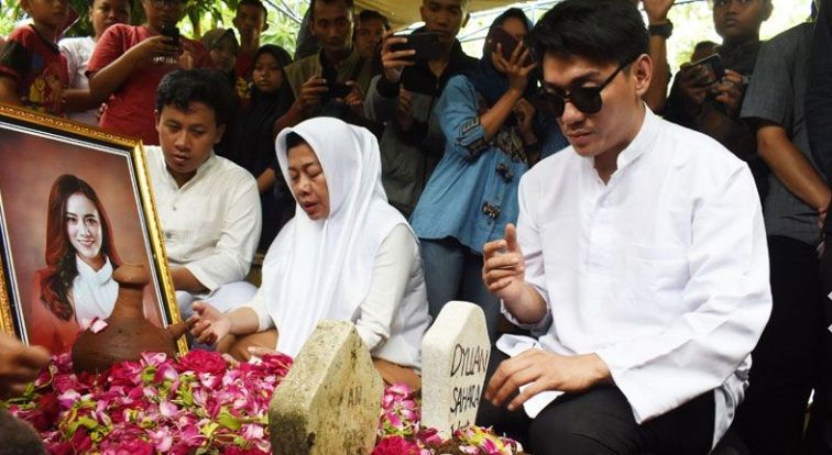 Di Pemakaman Dylan, Ifan Seventeen: Terima Kasih Mendoakan Istri Saya