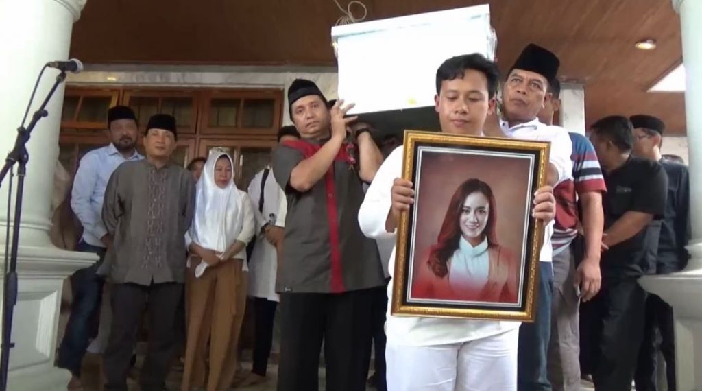 Tangis Haru Warnai Pemakaman Istri Vokalis Seventeen di Ponorogo