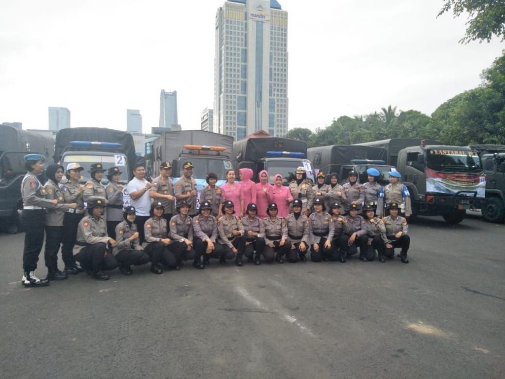 26 Polwan Polda Metro Jaya Distribusikan Bantuan Tsunami Selat Sunda