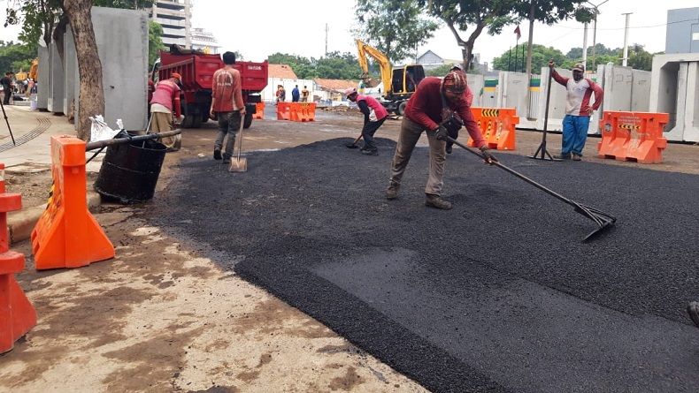 Perbaikan Jalan Gubeng Rampung, Pengaspalan Tuntas Sore Ini