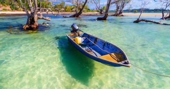 Liburan Tahun Baru di Pantai Elyora, Baik untuk Anak & Ombaknya Tenang