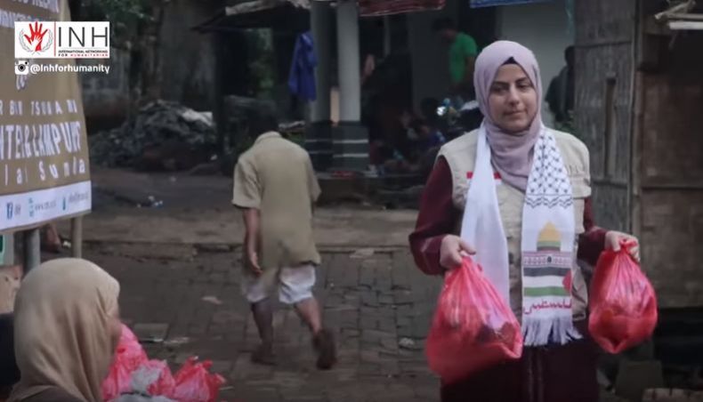 Muslimah Asal Gaza Ini Ikut Bantu Korban Tsunami di Banten