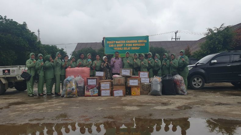 Kopassus Serahkan Bantuan Kemanusiaan untuk Korban Tsunami Selat Sunda