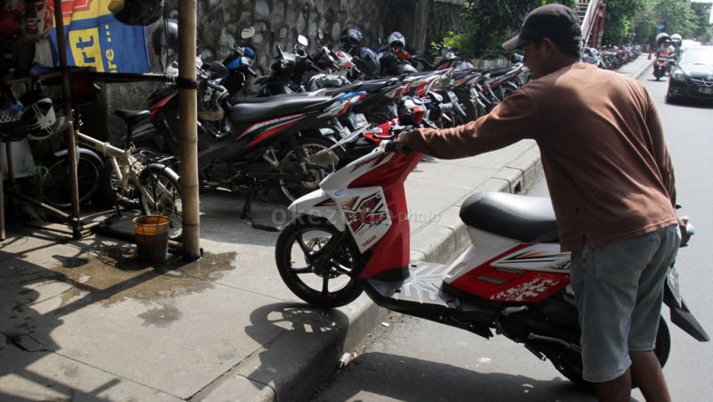Viral di Medsos, Tukang Parkir di Makassar Kenakan Tarif Rp20.000 per Kendaraan