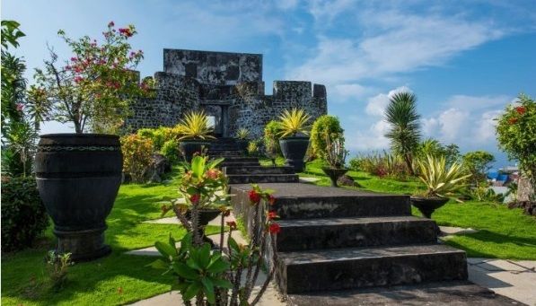 Menyusuri Benteng Kuno Berarsitektur Indah di Pulau Seribu Benteng