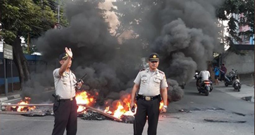 Aksi Bakar Ban, Massa Tutup Jalan Pondok Indah Arah Permata Hijau