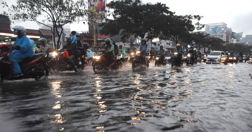 Kali Ciliwung Meluap, Jakarta Selatan dan Timur Banjir