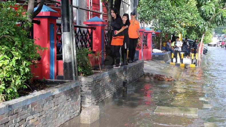 Tanggul Kali Pulo Jebol, 2 RT di Kelurahan Jati Padang Kebanjiran