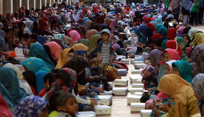 Masjid Al Azhar Sediakan 750 Takjil, Jamaah Lebih dari 1.000 Orang