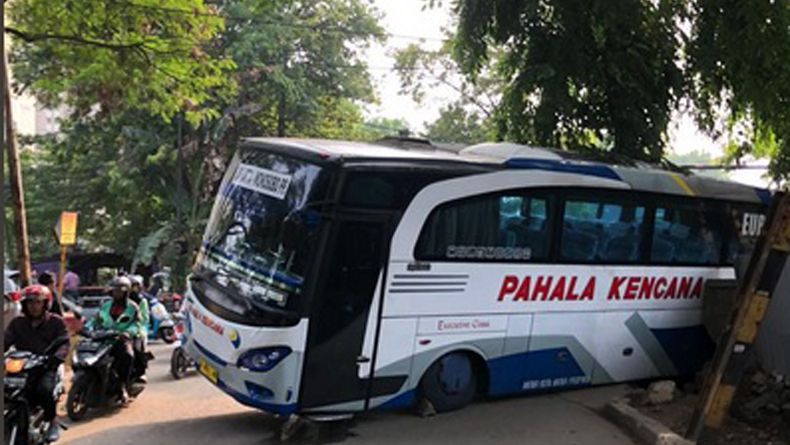 Bus AKAP Terperosok ke Parit, Jalan Pegangsaan Kelapa Gading Tersendat