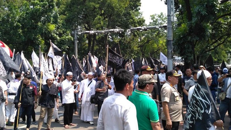 Protes Pembakaran Bendera, Massa Aksi Penuhi Badan Jalan Medan Merdeka