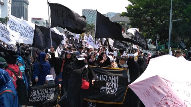 Protes Pembakaran Bendera, Massa Aksi Bergerak Menuju Kemenko Polhukam