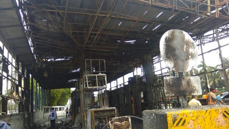 7 Mobil Damkar Berhasil Padamkan Kebakaran Gerbang Tol Pejompongan