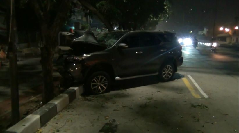 Mobil Fortuner Ringsek Tabrak Pohon di Sunter, 1 Orang Luka Parah
