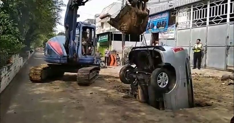 Masuk Lubang Resapan Air, Minibus Dievakuasi Gunakan Alat Berat